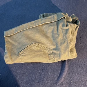 Militär Gröna jeans shorts  - Jag säljer mina gröna jeans shorts för att det blivit för små och använder dem inte längre