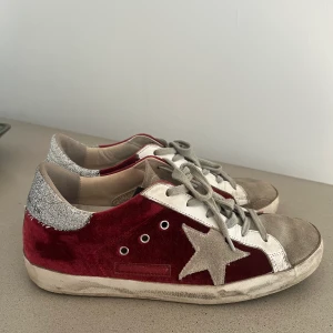 Golden goose - Säljer dessa as snygga skorna från goldengoose i nästan helt nyskick 