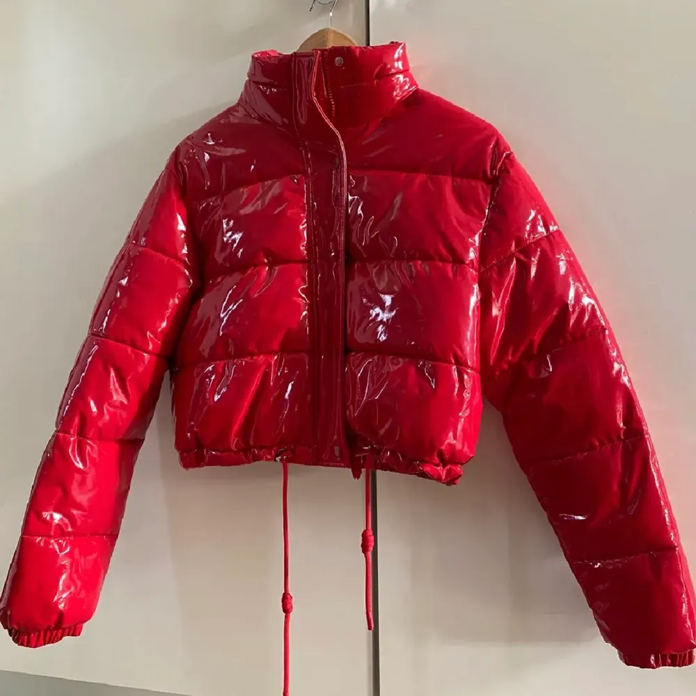 Säljer nu denna fina och coola röda jacka. Knappt använd och i super bra skick. Köp för 300kr+frakt. Jackor.
