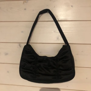 Monki handväska - Jättefin handväska från Monki som tyvärr inte kommer till användning! Den köptes för 250 kr och är bara använd några gånger. Säljer för 70 kr❤️