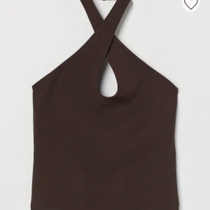 Topp - En brun halterneck topp från Hm. Endast testad men kommer aldrig till användning! Storlek M