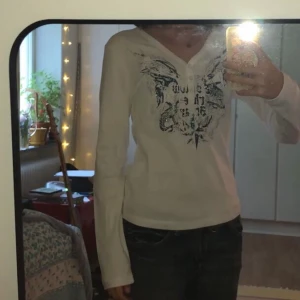 y2k tröja med coolt tryck<3 - Ompublicerar annonsen då köparen ångrade sig!  strl m, funkar på fler storlekar då den är stretchig :) köptes second hand, inga defekter💘💘