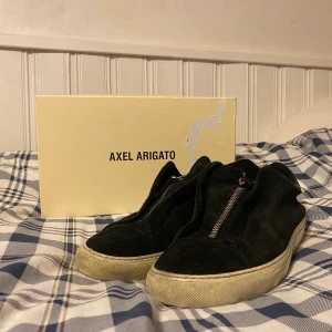 Axel Arigato skor - Ett par skor från Axel Arigato i storleken 44! Använda men har mer att ge som fest skor om inte annat! Box och shoebag medföljer Ny priset på dessa ligger runt 2500kr