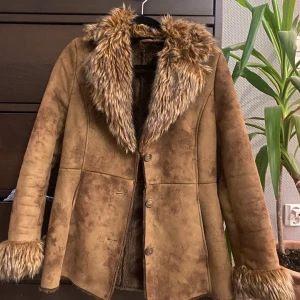 Pälsjacka🫶🏻🍂 - Sjukt snygg jacka med fake päls, passar så otroligt bra nu till hösten och vintern🤩🍂