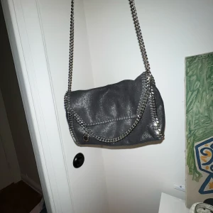 Stella Maccartney  - Så fin och praktisk Stella MacCartney väska! Saknar kvitto samt dustbag, men är garanterat äkta vilket man ser. Därför den säljs för detta låga pris. Numret inuti väskan är ett slags äktighetsbevis❤️!  Tveka inte på att höra av er vid frågor! 🙌🏼🙌🏼