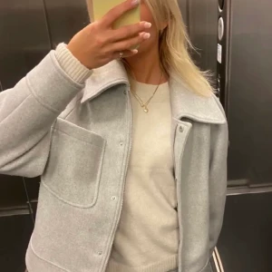 NAKD kappa - Superfin grå kappa från nakd! Super populär och perfekt nu till hösten! Strl 34 men ganska stor i storleken så passar 34-38. Köpt förra hösten men väldigt sparsamt använd! Slutaåld på hemsidan! Lånad första bild andra är min, skriv för fler bilder!💕