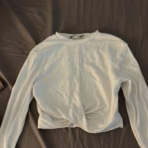 vit croppad långärmad tröja med knyte längst fram vid magen, använd 1 gång. Inkl frakt 