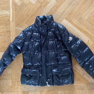Moncler vinter jacka strl 1 - Säljer iväg min moncler vinter jacka då den blivit lite liten för mig, sparsamt använt. Skick 8/10 (dras ner pågrund av att cartoon är borta) Strl : 1 Skick 8/10 Jag själv är 173 och den sitter bra i längden tight vid axlarna. Inge kvitto men äkthetsbevis