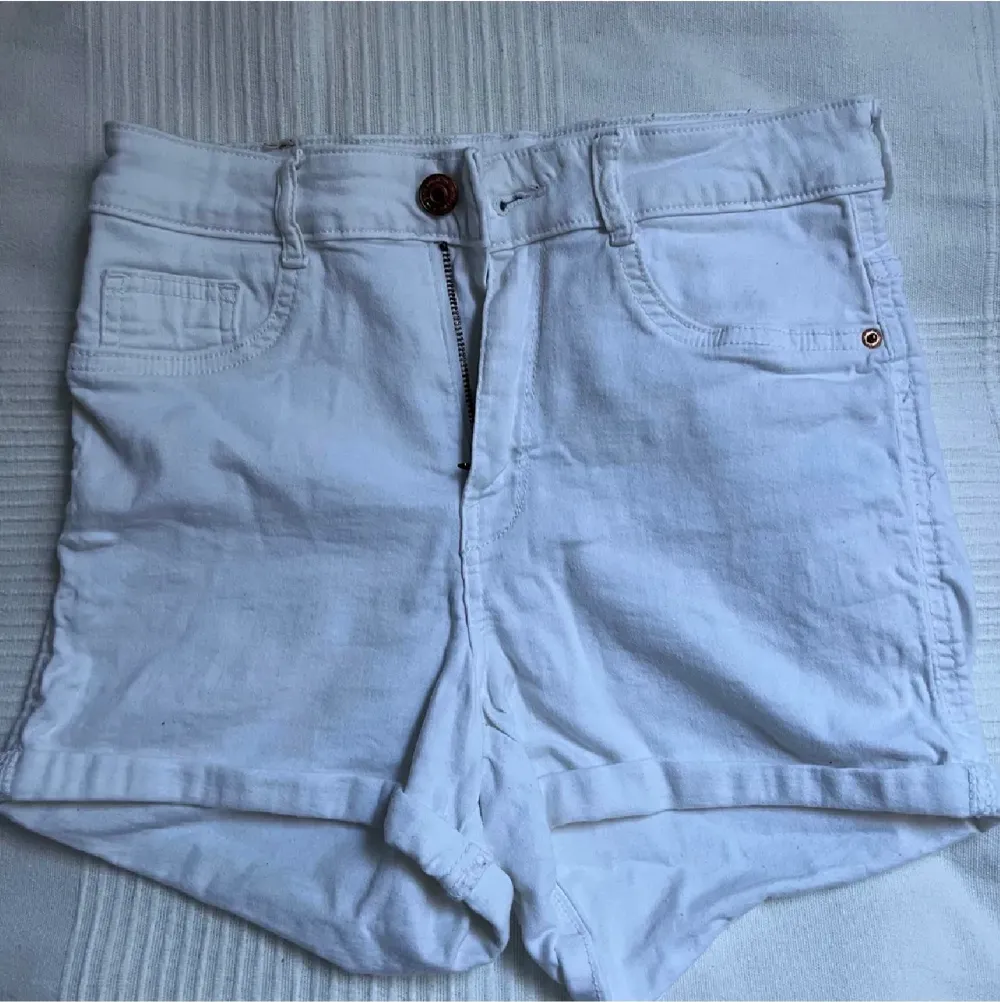 Vita jeans shorts som man kan vika upp och ner i änden, säljs då de inte används längre🌟. Shorts.