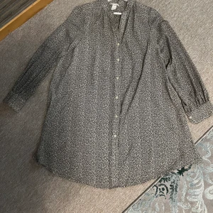 Skjortor  - skjortor är mycket bra kvalitet knäppning. Lätt lång ärm grå EUR 34 US 2 CA 2 CN 160/80A MX 2