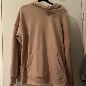 Hoodie  - Beige Hoodie från ONLY storlek Xs💛 Kan tänka mig att gå ner i pris på det mesta jag säljer så Kolla gärna in mina andra annonser ✨