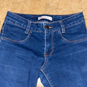 Levi’s710 super skinny  - Det är lågmidjade jeans, har använts en gång och jag har haft dom i ca 1 år. Dom är sköna och lätta att få på. Dom är hela och inga hål nånstans 