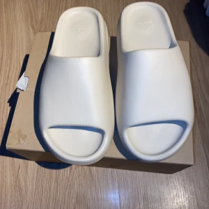 Yeezy slide bone - Helt nya yeezy slide bone som köptes från sns. Kvittot Finns kvar. Meetup i Stockholm eller frakt. STORLEK 44.5