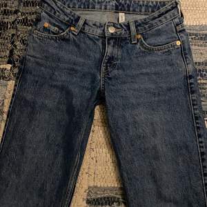 Blåa arrow low Weekday jeans i storleken  23/30. Nypris 590 mitt pris 300!💓 Fint skick inte slitna.💖 Tar inga returer.