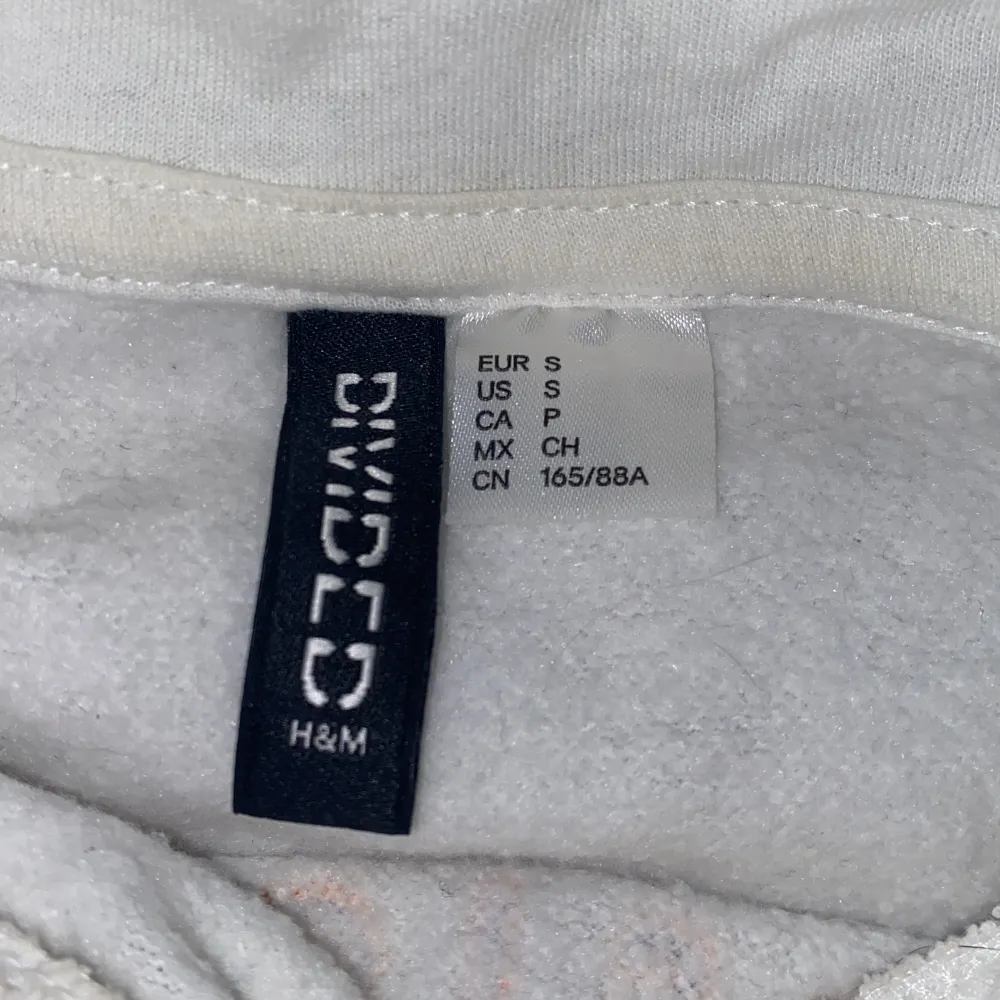Säljer en kort hoodie i stl S från H&M. Har använts ett fåtal gånger . Tröjor & Koftor.
