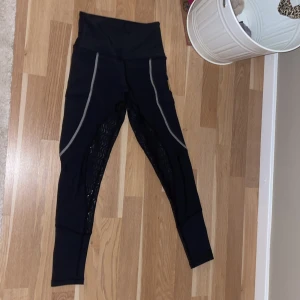 Maya Delorez  - Jag säljer mina svarta Maya Delorez ridbyxor i str-xxs. De är i gott skick, aldrig använt. Dock är dem i gamla Maya Delorez skodningen. Men inget fel annars. Jag har str-s nu och kan fortfarande ha de. Kan sänka priset någon slant. Något annat? Skriv😊