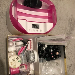 Nagel grejer - Massa nagel grejer som inkluderar bland annat led/uv lampa, massa gellack färger inkl top coat, massa tippar, mallar, nagel sax, filar, massa glitter & andra dekorationer. Allt på bild ingår. 
