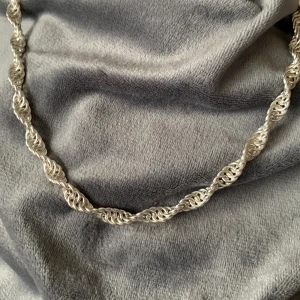 Dna-länk halsband äkta silver - Handgjord dna länk i 925 sterling silver. Vikt 24 gram. Tjocklek är 6 mm. 