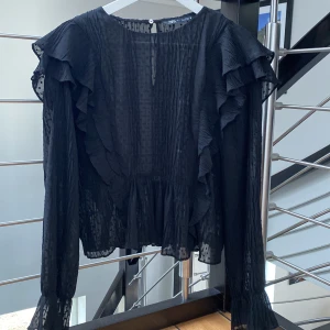 Svart blus från zara  - Volang mesh-aktig blus från zara
