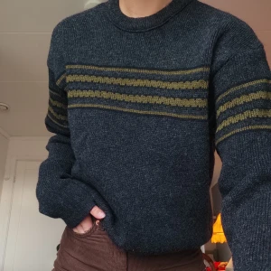 Stickad Tröja - Snygg, varm & skön stickad tröja i retrostil, 100% ren ull. Fint skick, från Vermlandia. Passar XS-M beroende på önskad passform, jag på bild har S. (Står ingen storlek i)