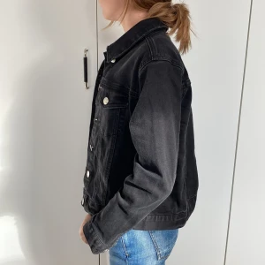 Svart jeans jacka  - Svart jeans jacka fint skick från LAB. Storlek: 146