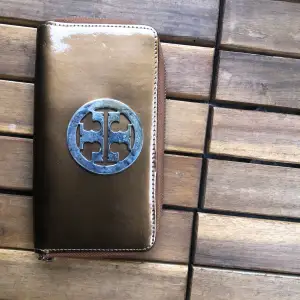 Brun glansig plånbok