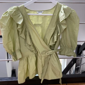 Volang wraptop från monki - Fin grön tröja!