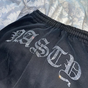 Mjukisbyxor  - Säljer dessa byxor från Hidden Cult. Storlek S! Jag är ca 168/169 och byxorna säljs inte längre 🤍