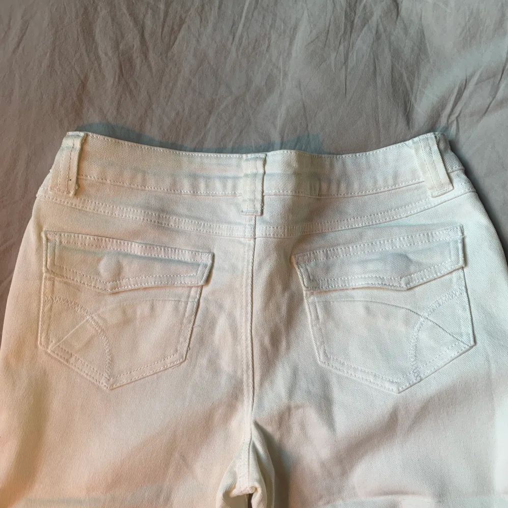 Vita länge jeansshorts från märket LimitedToo, passar S/M, mycket bra skick! Kan mötas upp i strockholm eller frakta ❤️. Shorts.