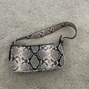 Axelväska - Axelväska i ormskinn från Gina