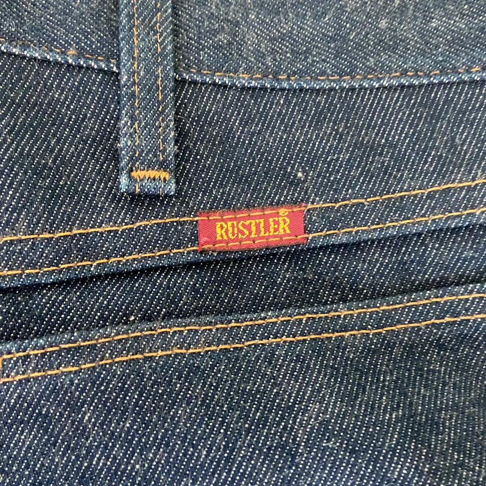 Mörkblåa jeans från märket Rustler köpta secondhand. Dom är mid-waist 💟tippar på att de är 29/32 ish. Funkar på mig som är storlek 36 i typ alla kläder.. Jeans & Byxor.