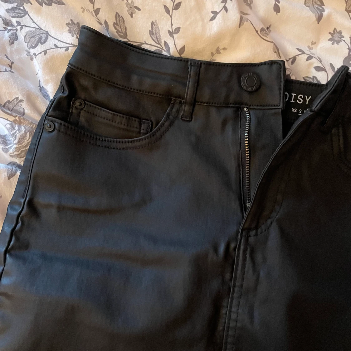 Kjol i skinn-imitation  - 91