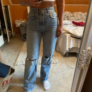 Jeans från Gina Tricot - Dessa är endast använda någon enstaka gång och är i storlek 34. 