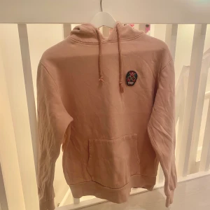 Suspicious antwerp hoddie💗 - En sååå fin hoddie i jätte fint skick. Andvänd få tal gånger! Säljer pågrund att den inte passar längre. 💗💗Finns ej kvar att köpa!! Ny pris 1100kr ! Priset kan diskuteras!! 