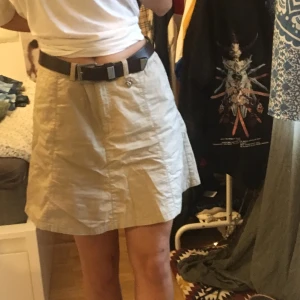 Kjol med innerbyxa - Jättebekväm kjol med byxor under, står storlek 40 men kan enkelt passa mindre också med bälte! Kan stryka kjolen innan den fraktas❤️ Dm för bättre bilder!