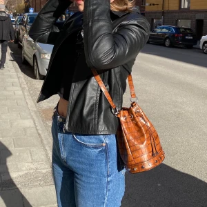 Brun väska  - Brun axelremsväska från zara, får ingen användning för den så därför den säljs men i jätte bra skick!