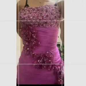 Säljer denna oerhört fina bal klänning jag köpte i usa till min kusins bröllop! Endast använd 1 gång. Kom privat för fler bilder❤️