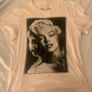 Marilyn Monroe tröja - Marilyn Monroe tröja från h&m :) frakt: 19kr