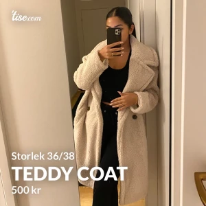 Teddy Coat  - Säljer denna super cozy och varma Teddy kappa! Passar perfekt nu inför kylan. Använd endast två gånger. Köpt för 900kr och säljer för 500kr!