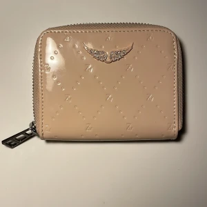 Zadig plånbok ljusrosa - Köpt för 1400 kr. Så trendig men tidlös sak man aldrig tröttnar på. Kan ha resten av livet, får plats med allt nödvändigt. 