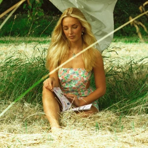 Sommarklänning  - Kort blommig sommarklänning🌸 • Tunt & bekvämt material  • Öppet parti vid midjan på båda sidor • Stängs med dragkedja baktill  