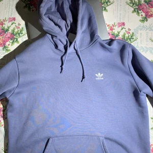 Lila Adidas hoodie. Cond. 9/10 - Dm om intresserad. Står S på lappen men den passar som XL. Använd endast ett fåtal gånger. Pris kan diskuteras.