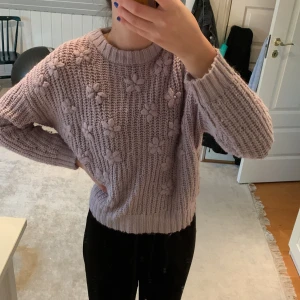 Stickad tröja - En jättefin stickad tröja ifrån zara som inte kommer till användning längre💜Tröjan har blommor på sig!