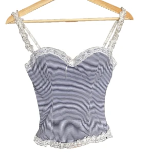 Korsett - BLÅVIT RANDIG KORSETT MED GINA SPETS DETALJER OCH HJÄRTFORMAD KNAPP                         SKICK: Linnet är i bra skick och har inga defekter. 