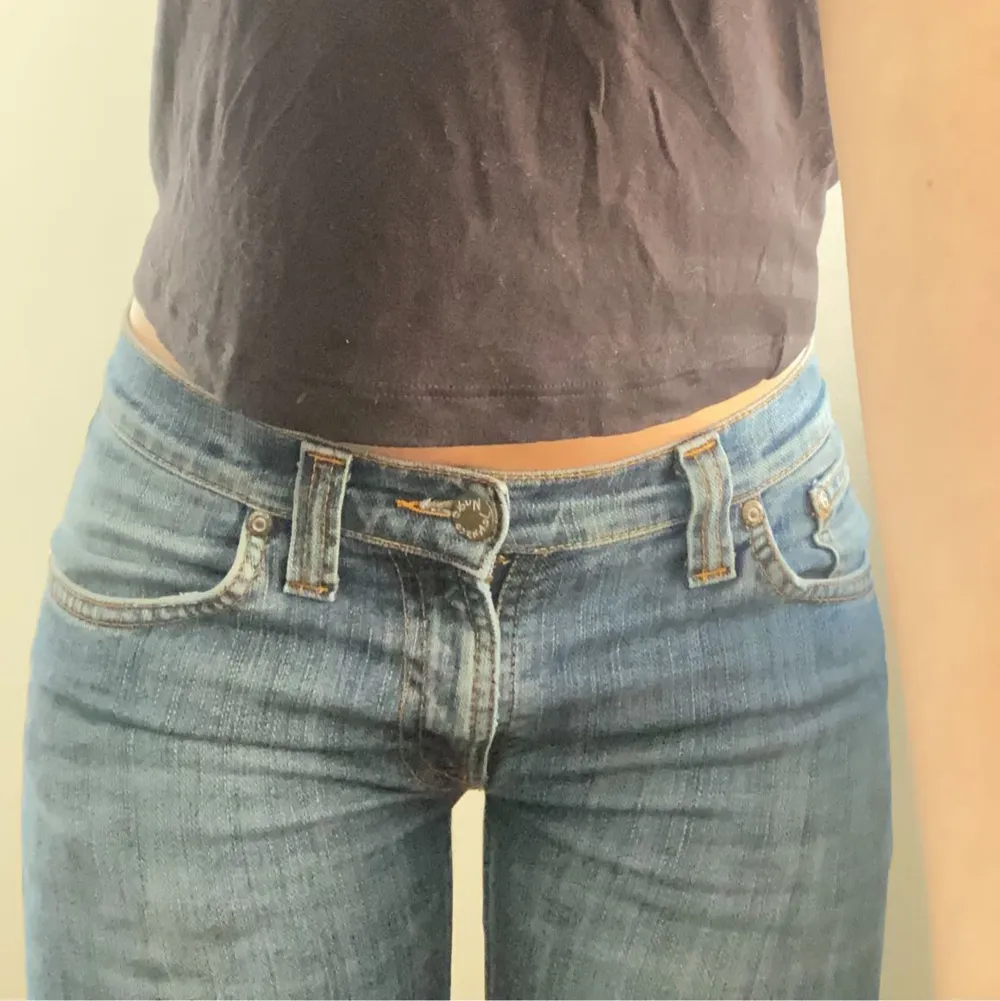 Lågmidjade drömjeans från nudie! Nypris: 1800kr! Bootcut men lutar åt det rakare hållet. Fint skick! Innerbenslängd 76cm. Midjemått: 36 cm (tvärs över). Liten fläck (se bild 2). Kan mötas i Stockholm.  Hör av er vid frågor 💙 DIREKTPRIS: 900kr💙. Jeans & Byxor.