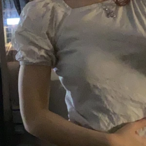 Enkel vit t-shirt  - Gulling plan t-shirt som har puffiga ärmar. Köptes till jobbet men andvändes aldrig 😭