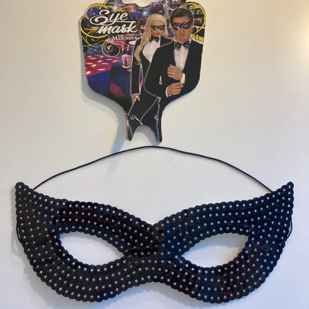Ögonmask med svarta paljetter. Perfekt för temafester! Aldrig använd, helt ny😊 Kan mötas upp i Karlstad. . Muu.