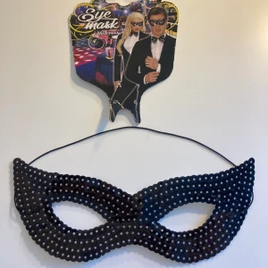 Ögonmask - Ögonmask med svarta paljetter. Perfekt för temafester! Aldrig använd, helt ny😊 Kan mötas upp i Karlstad. 