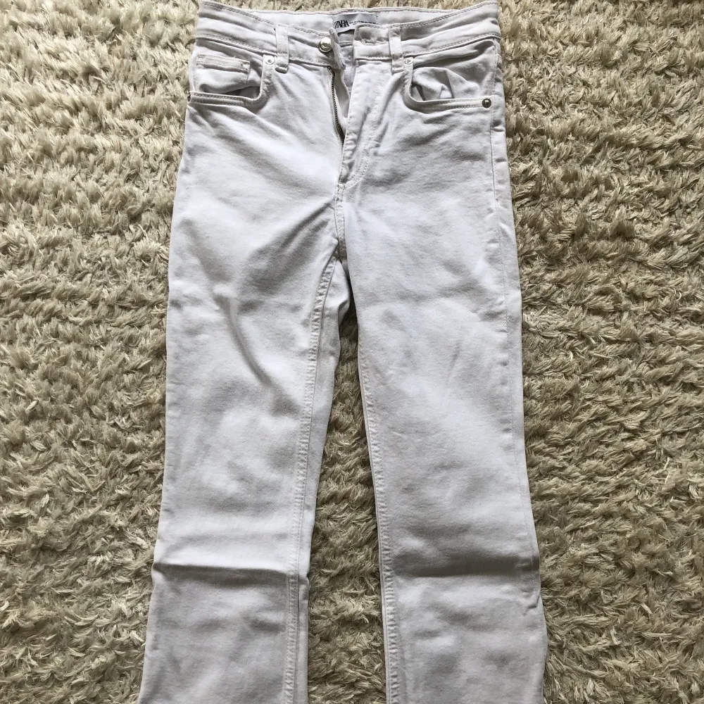 Vita midrise jeans med slits från zara i storlek 34, endast använda ett fåtal gånger☺️. Jeans & Byxor.