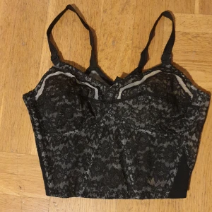korsett topp - frakten ingår i priset (spårbar frakt). är i bra skick. fick den några år sedan men bara använd några få gånger